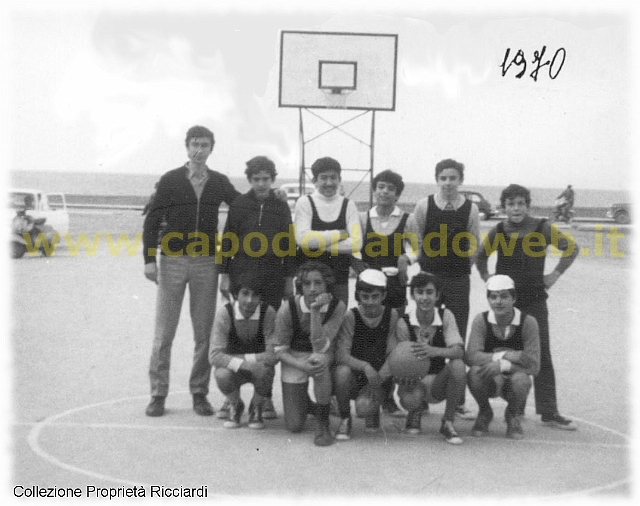 aurora 1970.jpg - In piedi: allen. S.Sidoti, D.Mentisano, A.Ricciardi, M.Marano, E.Bontempo, G.Perdichizzi. Accosciati: M.Collovà, F.Cassarà, P.DiBlasi, M.Sidoti, N.Giacoponello.